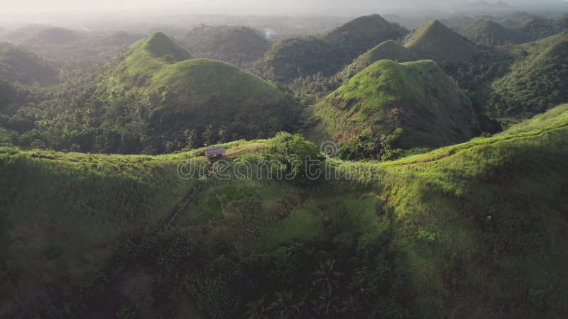 Philippinen-Gebirgsstrecken aus der Luft: Gebäude an der Spitze mit Wanderweg Tropischer Wald Grün-Asiens