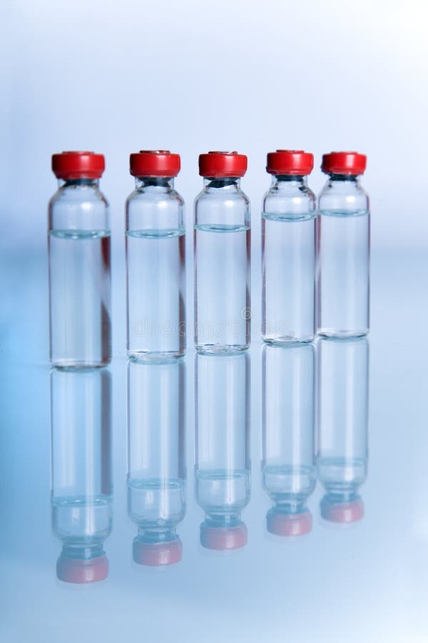 Phiolen mit Flüssigkeit für Medizin oder Wissenschaft stockfotos Phiolen mit Flüssigkeit für Medizin oder Wissenschaft stockfotos