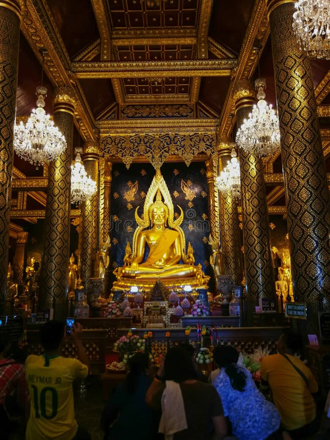 PHITSANULOK, THAÏLANDE - 31 OCTOBRE 2018 : Statue de Bouddha dans Phra Sri photographie stock PHITSANULOK, THAÏLANDE - 31 OCTOBRE 2018 : Statue de Bouddha dans Phra Sri photographie stock