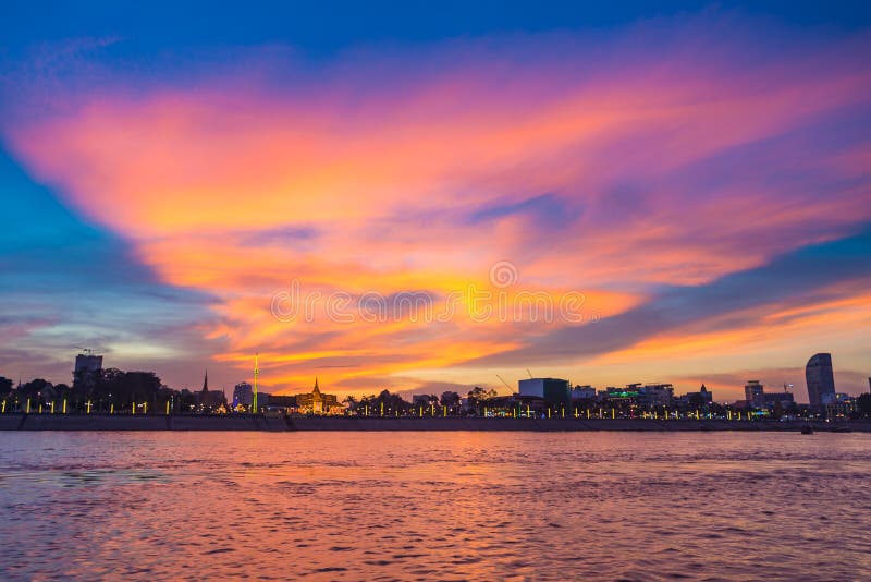 Phnom Penh linia horyzontu przy zmierzch stolicą Kambodża królestwo, panoramy sylwetki widok od Mekong rzeki, podróży miejsce prz zdjęcie stock Phnom Penh linia horyzontu przy zmierzch stolicą Kambodża królestwo, panoramy sylwetki widok od Mekong rzeki, podróży miejsce prz zdjęcie stock