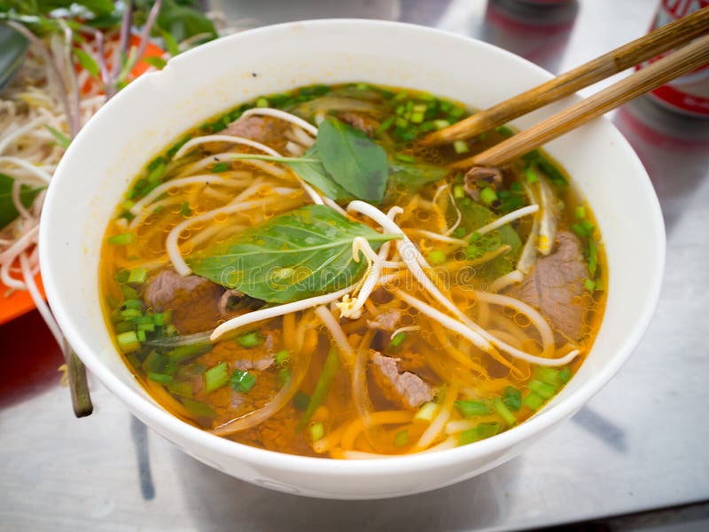 Pho traditionnel vietnamien BO étoffent la soupe de nouilles photographie stock libre de droits Pho traditionnel vietnamien BO étoffent la soupe de nouilles photographie stock libre de droits