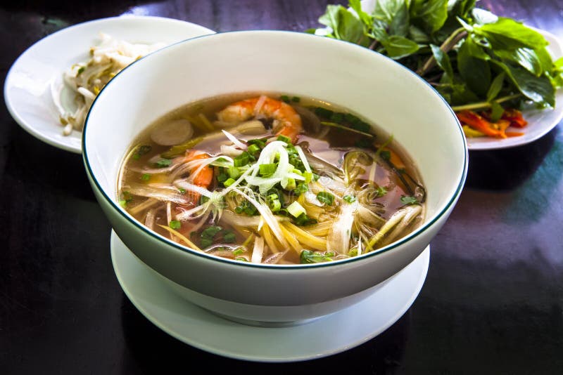 Pho è un Vietnamita zuppa di noodle composto di brodo di pesce, linguine-a forma di spaghetti di riso, un paio di erbe, e la carne è una strada popolare piatto in Vietnam e la specialità di un certo numero di catene di ristoranti di tutto il mondo.