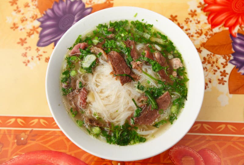 Pho vietnamesische Suppe mit Fleisch und Nudeln lizenzfreie stockfotografie Pho vietnamesische Suppe mit Fleisch und Nudeln lizenzfreie stockfotografie