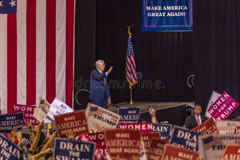 PHOENIX AZ - AUGUSTI 22: U S Vicepresidentet Mike Pence vinkar & välkomnar supportrar på en samla förbi 2016 presidents- fond - r royaltyfri fotografi PHOENIX AZ - AUGUSTI 22: U S Vicepresidentet Mike Pence vinkar & välkomnar supportrar på en samla förbi 2016 presidents- fond - r royaltyfri fotografi