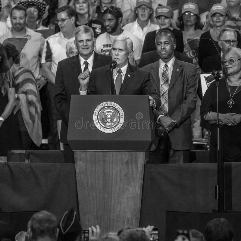 PHOENIX, AZ - 22 DE AGOSTO: U S Vicepresidente Mike Pence, flanqueado por Frankin Graham (l) y Ben Arizona, grupo de personas gra imagenes de archivo PHOENIX, AZ - 22 DE AGOSTO: U S Vicepresidente Mike Pence, flanqueado por Frankin Graham (l) y Ben Arizona, grupo de personas gra imagenes de archivo