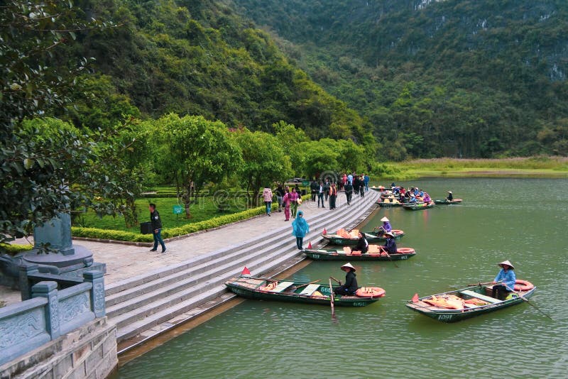 Phong nha vietnam april 07 2018 : einen Tagesausflug in die Grotten mit dem Boot in der ninh bin vietnam. Bilder von unserer Reise nach Vietnam wurden für 2 Monate aufgenommen. Vietnam ist ein schönes Land mit so vielen schönen Orten aus den Bergen Reisfeld Stadt und Stränden.