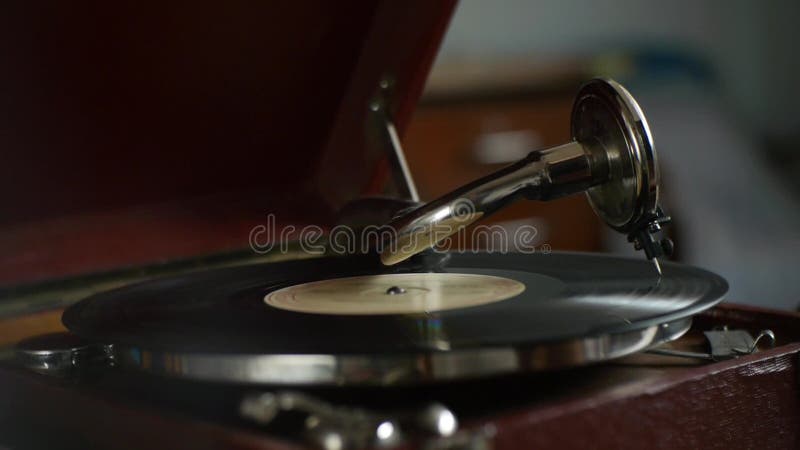 Phonographe de vintage - jouer des disques vinyle, souvenirs nostalgiques