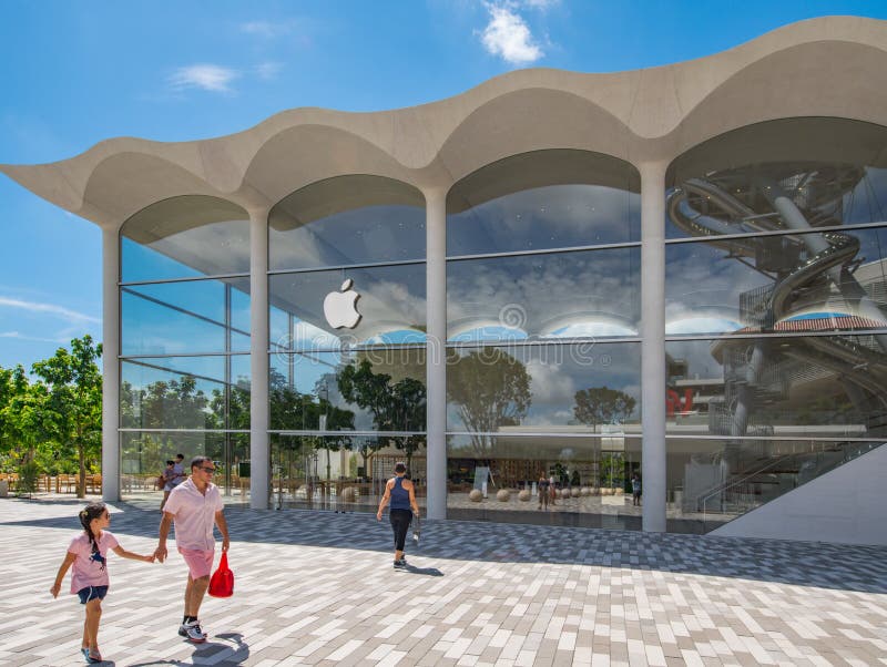 Apple Store On Lincoln Road Mall Miami Beach Stock Photo - Download Image  Now - 2015, Apple Store, Big Tech - iStock