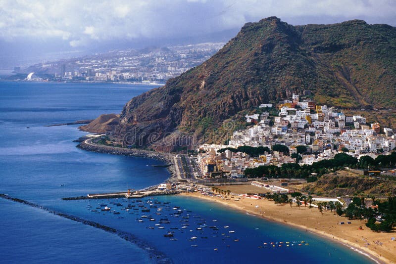 Photo aérienne d'un village et d'une plage de playa de las teresitas en Espagne photos stock