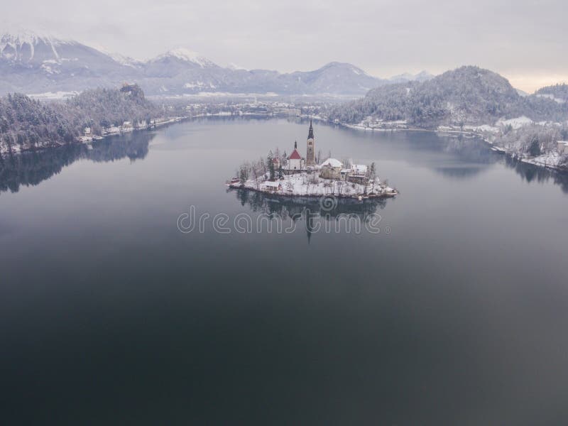 Photo aérienne de lac saignée avec l'église de St Marys de l'hypothèse sur la petite île saignée, Slovénie, l'Europe photo libre de droits Photo aérienne de lac saignée avec l'église de St Marys de l'hypothèse sur la petite île saignée, Slovénie, l'Europe photo libre de droits