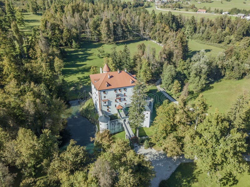 Photo aérienne du château blanc de beau snežnik de diplômé en Slovénie images libres de droits