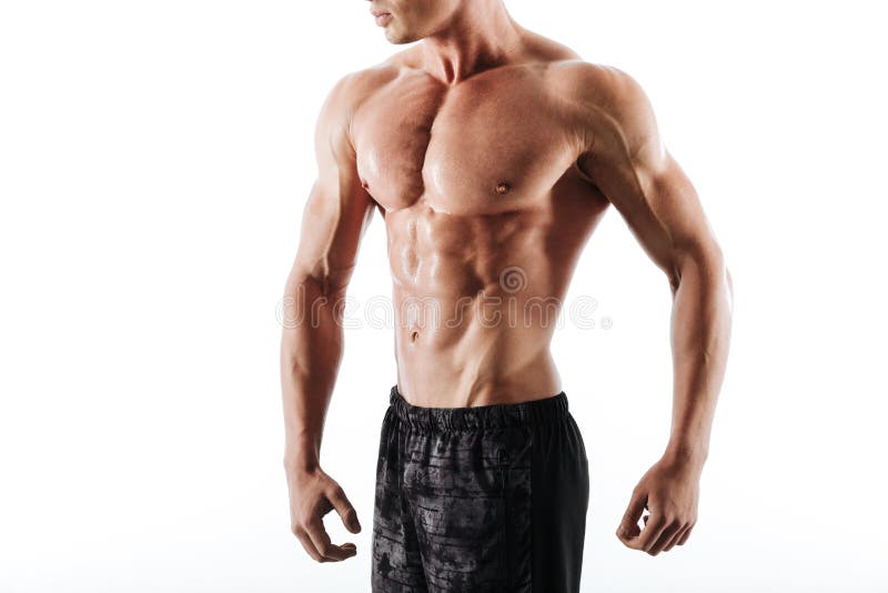 Photo cultivée d'homme sportif en sueur dans des shorts noirs se reposant à l'arrière photos libres de droits Photo cultivée d'homme sportif en sueur dans des shorts noirs se reposant à l'arrière photos libres de droits