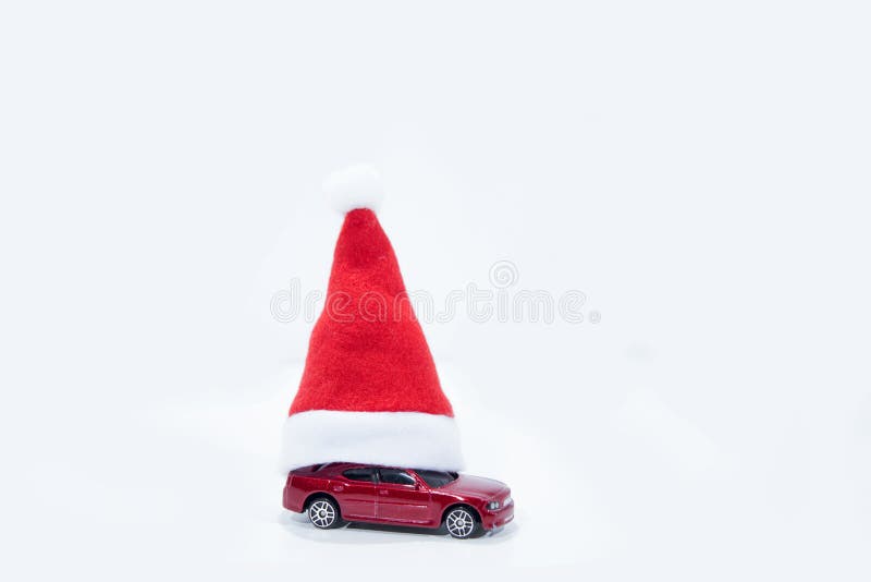 Photo d'abrégé sur vente automatique de Noël Voiture rouge sous le chapeau de nouvelle année photographie stock libre de droits Photo d'abrégé sur vente automatique de Noël Voiture rouge sous le chapeau de nouvelle année photographie stock libre de droits