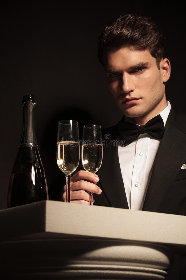 Photo d'un jeune homme élégant d'affaires photographie stock libre de droits Photo d'un jeune homme élégant d'affaires photographie stock libre de droits