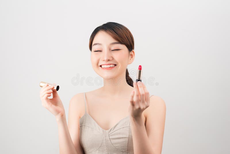 Photo d'une belle jeune jolie femme asiatique avec la peau saine posant nu d'isolement au-dessus du fond blanc de mur tenant le r photos libres de droits Photo d'une belle jeune jolie femme asiatique avec la peau saine posant nu d'isolement au-dessus du fond blanc de mur tenant le r photos libres de droits