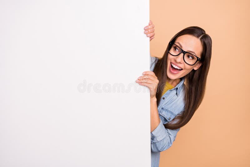 Photo d'une femme souriante funky look publicité voir grande vente sur noir vendredi isolé sur fond de couleur beige photo libre de droits