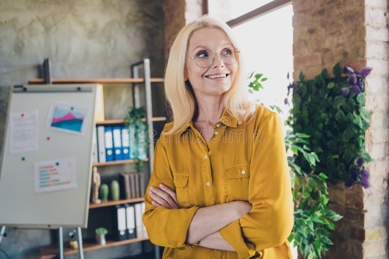 Photo d'une joyeuse dame chef vêtue chemise souriante bras pliés à l'intérieur du poste de travail loft image libre de droits