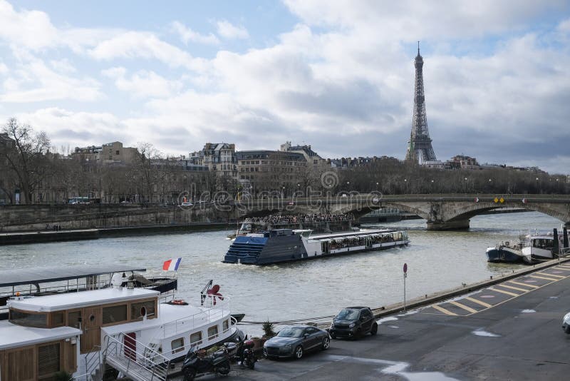 Photo de bateaux sur seine river à paris près du port de la conférence france