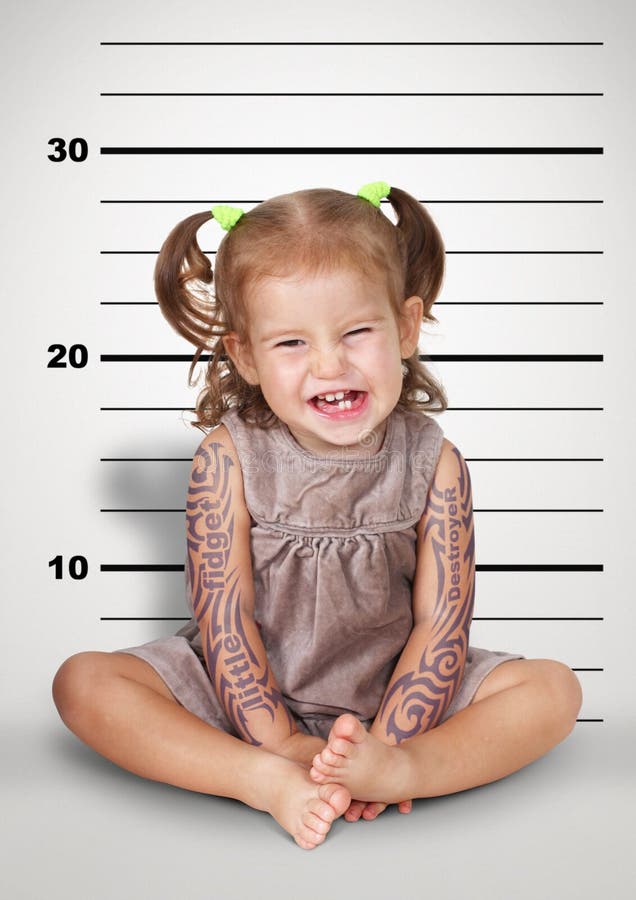 Photo de bébé vilain drôle avec le tatouage, escroquerie désobéissante d'enfant photo libre de droits Photo de bébé vilain drôle avec le tatouage, escroquerie désobéissante d'enfant photo libre de droits