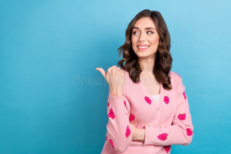 Photo de charmant belle jeune femme coiffure bouclée indiquer doigt espace vide regarder publicité prix isolé sur image libre de droits