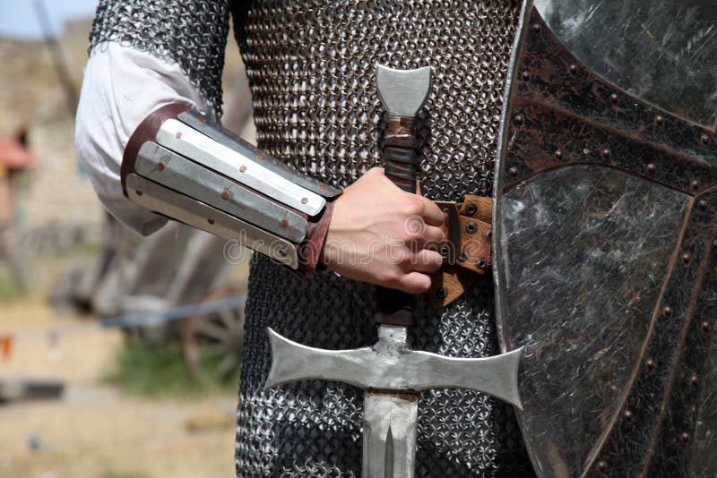 Photo de chevalier avec l'épée photo libre de droits Photo de chevalier avec l'épée photo libre de droits