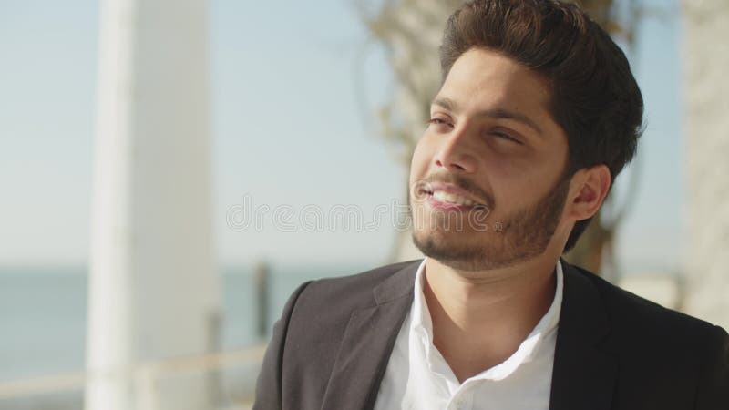 Photo de closeup d'un homme arabe qui lui recroqueville les cheveux banque de vidéos