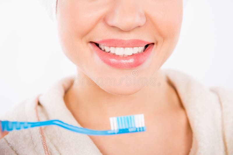 Photo de clôture d'une jeune fille souriant avec des dents blanches parfaites et une brosse à dents image libre de droits