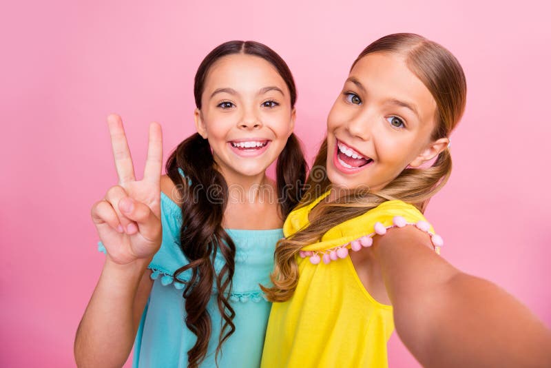 Photo de deux amusantes petites dames mannequins camarades de classe faisant des selfies d'été montrant un symbole de signe v por