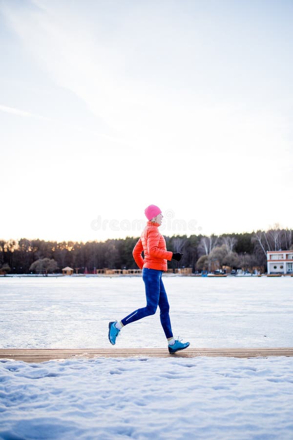 Photo de fille de sports sur l'exercice de matin en hiver images libres de droits Photo de fille de sports sur l'exercice de matin en hiver images libres de droits