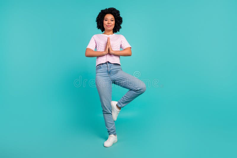 Photo de funky girl en t-shirt rose et jeans design look publicité stand méditation posez les mains isolées photographie stock