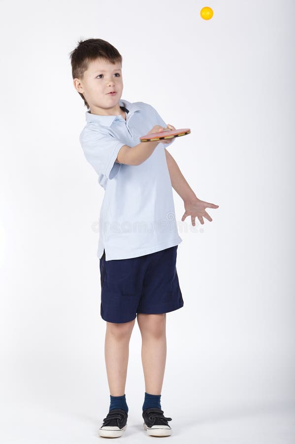 Photo de garçon jouant le ping-pong images stock Photo de garçon jouant le ping-pong images stock