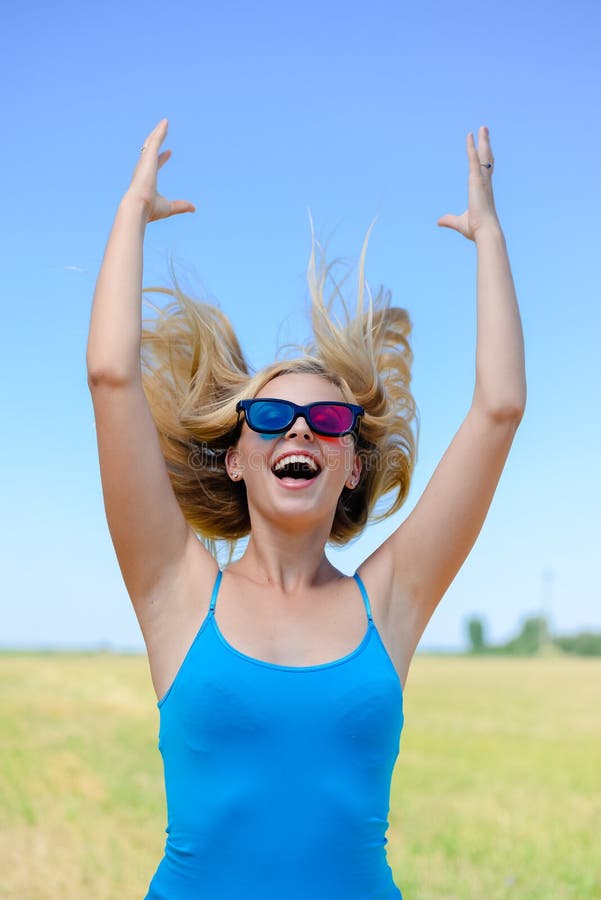 Photo de jeune femme blonde heureuse avec plaisir avec image stock Photo de jeune femme blonde heureuse avec plaisir avec image stock