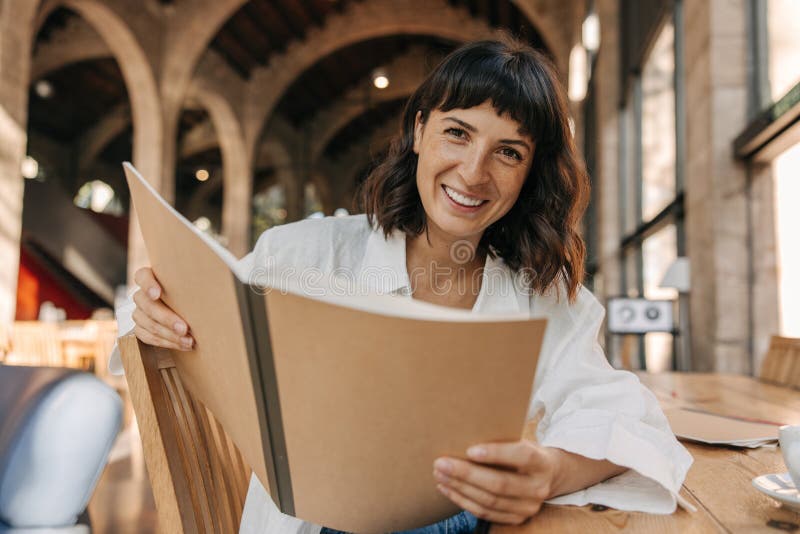 Photo de jolie brune mignonne femme en train de pleurer et regarder la caméra à l'intérieur photo stock