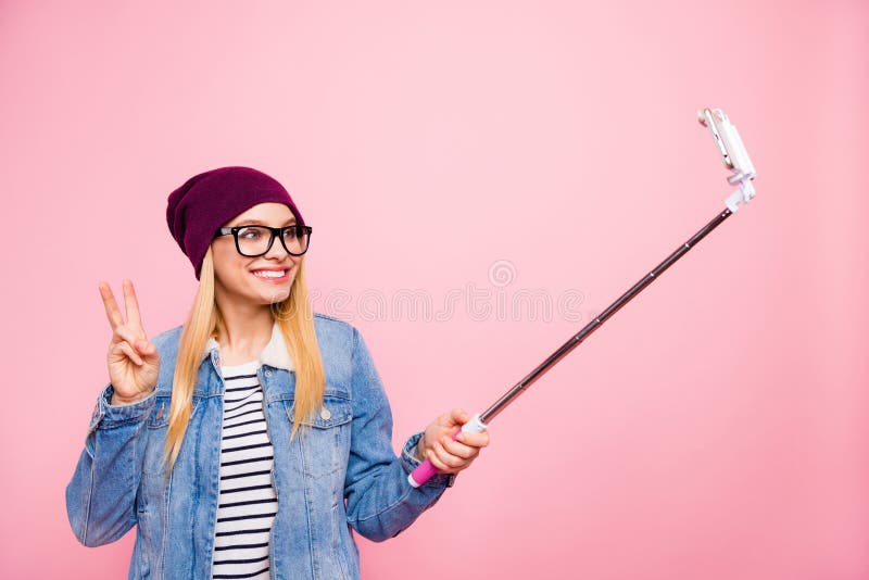 Photo de la merveilleuse petite amie qui est partie pour voyager autour du globe et prendre une photo devant un singe photographie stock libre de droits Photo de la merveilleuse petite amie qui est partie pour voyager autour du globe et prendre une photo devant un singe photographie stock libre de droits