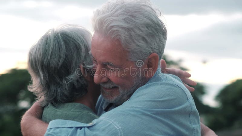 Photo de la tête gros portrait femme d'âge moyen gris heureux souriant au sourire mari plus âgé bénéficiant d'un moment de tendres clips vidéos