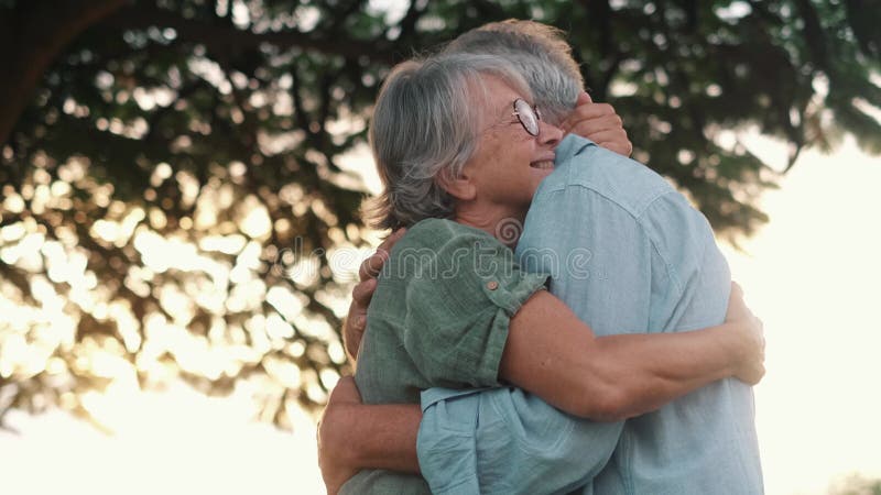 Photo de la tête gros portrait femme d'âge moyen gris heureux souriant au sourire mari plus âgé bénéficiant d'un moment de tendres clips vidéos