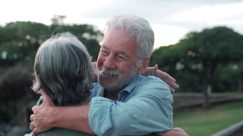 Photo de la tête gros portrait femme d'âge moyen gris heureux souriant au sourire mari plus âgé bénéficiant d'un moment de tendres clips vidéos
