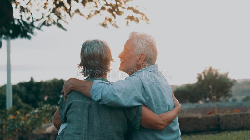Photo de la tête gros portrait femme d'âge moyen gris heureux souriant au sourire mari plus âgé bénéficiant d'un moment de tendres banque de vidéos