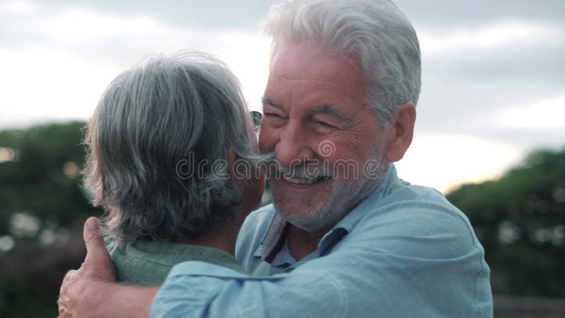 Photo de la tête gros portrait femme d'âge moyen gris heureux souriant au sourire mari plus âgé bénéficiant d'un moment de tendres clips vidéos