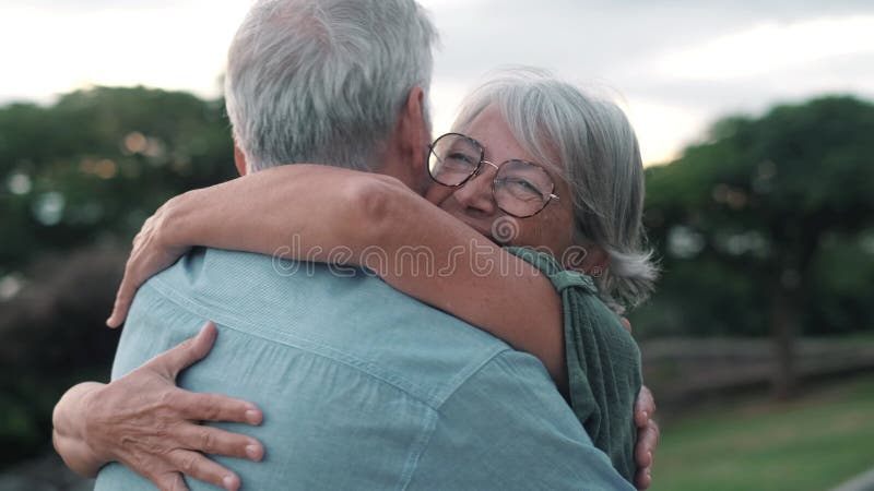 Photo de la tête gros portrait femme d'âge moyen gris heureux souriant au sourire mari plus âgé bénéficiant d'un moment de tendres banque de vidéos
