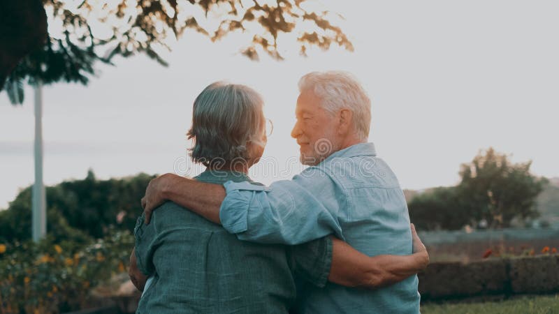 Photo de la tête gros portrait femme d'âge moyen gris heureux souriant au sourire mari plus âgé bénéficiant d'un moment de tendres banque de vidéos