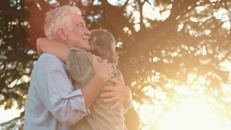 Photo de la tête gros portrait femme d'âge moyen gris heureux souriant au sourire mari plus âgé bénéficiant d'un moment de tendres banque de vidéos
