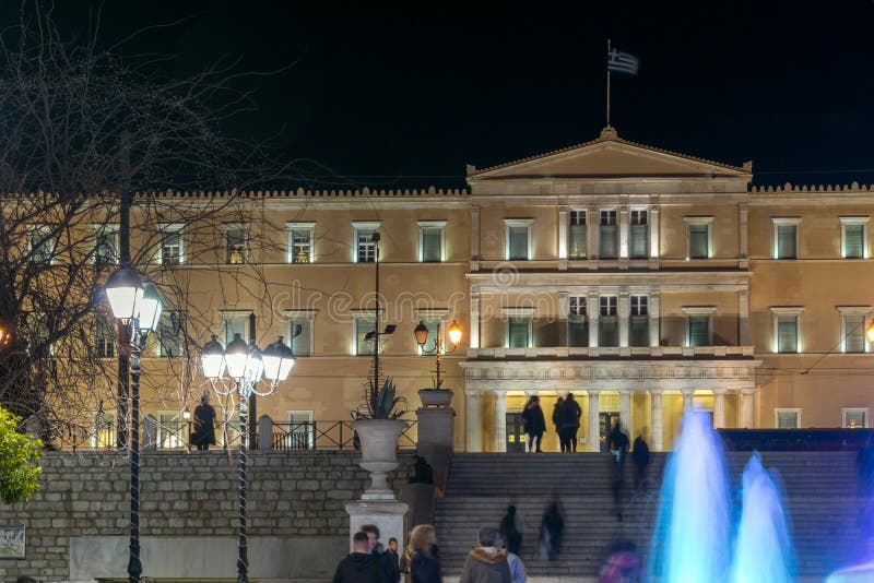 Photo de nuit du parlement grec à Athènes, Grèce