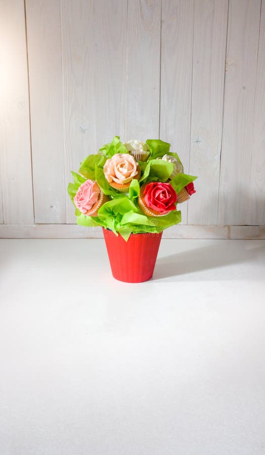 Photo de plan rapproch? de bouquet de fleur faite de g?teaux et petits g?teaux sur le bureau en bois blanc Beau tir des bonbons e image libre de droits Photo de plan rapproch? de bouquet de fleur faite de g?teaux et petits g?teaux sur le bureau en bois blanc Beau tir des bonbons e image libre de droits