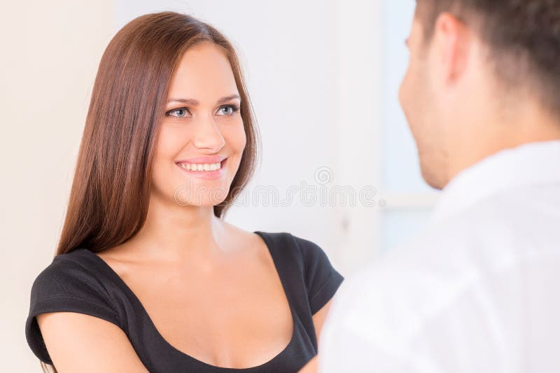 Photo de plan rapproché des couples romantiques regardant l'un l'autre images stock
