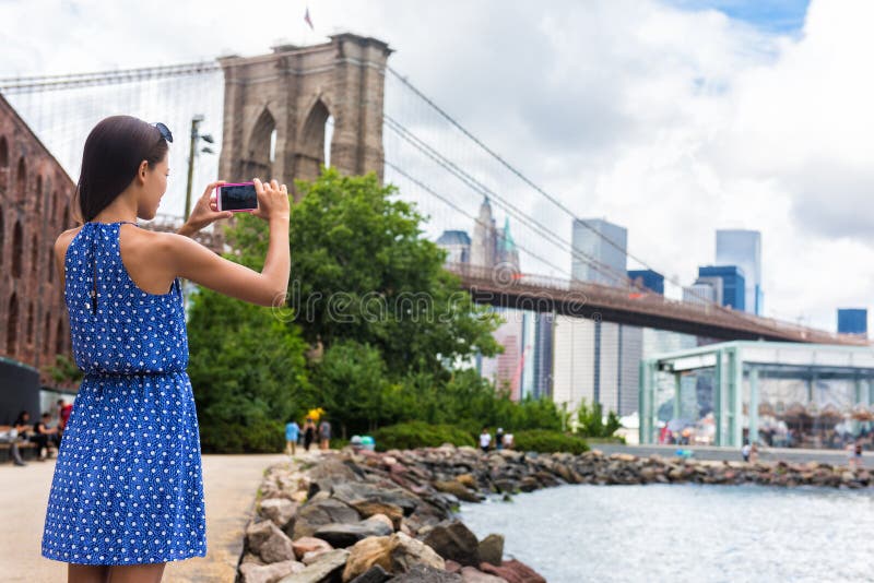 Photo de prise de touristes de voyage avec le téléphone du pont de Brooklyn, New York photos stock Photo de prise de touristes de voyage avec le téléphone du pont de Brooklyn, New York photos stock