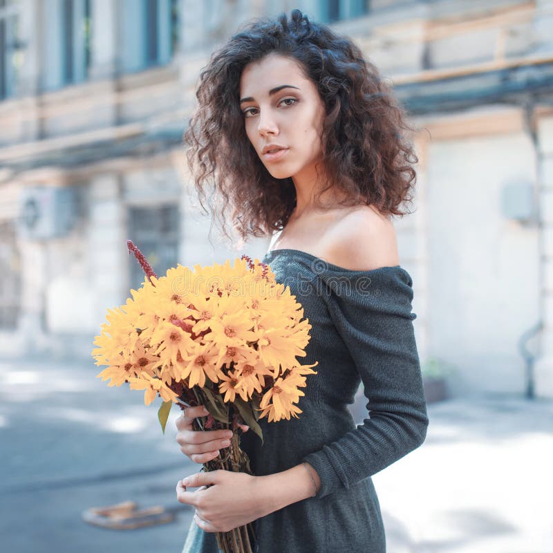 Photo de style de mode d'une jeune femme photographie stock libre de droits Photo de style de mode d'une jeune femme photographie stock libre de droits