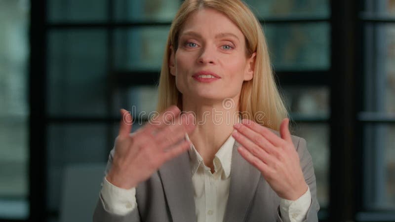 Photo de tête portrait caucasienne d'âge moyen femme adulte parler à webcam affaires vidéoconférence négocier avec les clients clips vidéos