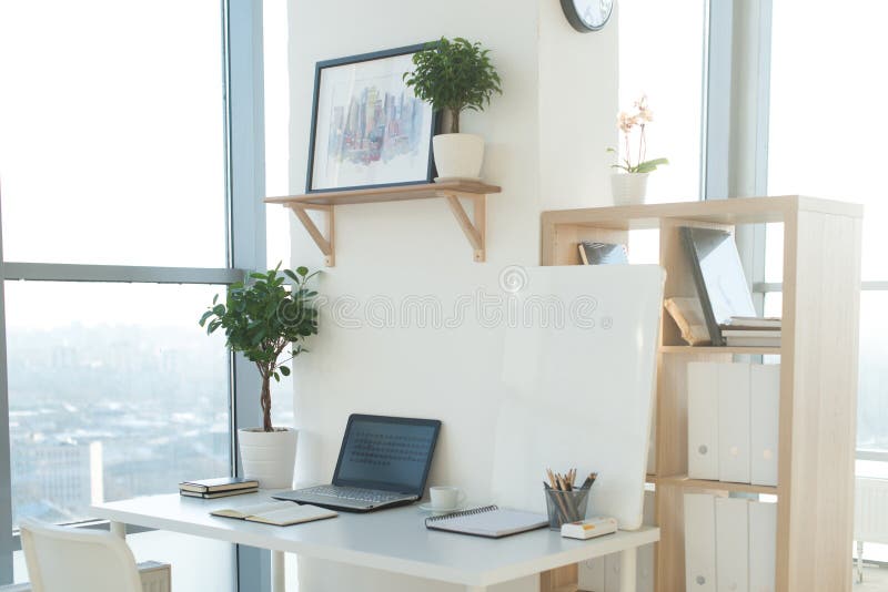Photo de vue de côté de lieu de travail de studio avec le carnet vide, ordinateur portable Table de travail confortable de concep photos libres de droits