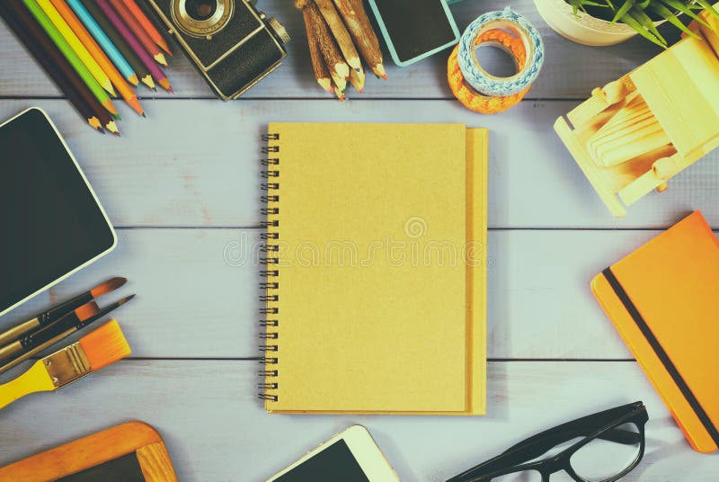 Photo de vue supérieure de carnet vide, de vieil appareil-photo et de fournitures scolaires photographie stock Photo de vue supérieure de carnet vide, de vieil appareil-photo et de fournitures scolaires photographie stock